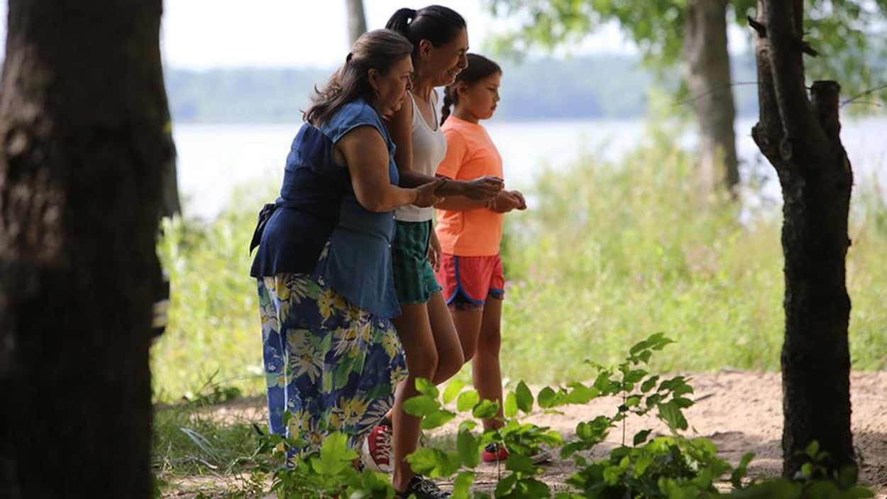 Trois femmes en pleurs avancent dans la forêt. Trois femmes en pleurs avancent dans la forêt.