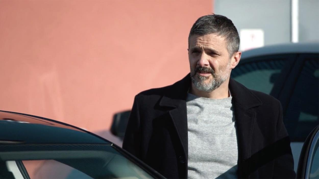 On voit l'enquêteur rentrer dans sa voiture On voit l'enquêteur rentrer dans sa voiture