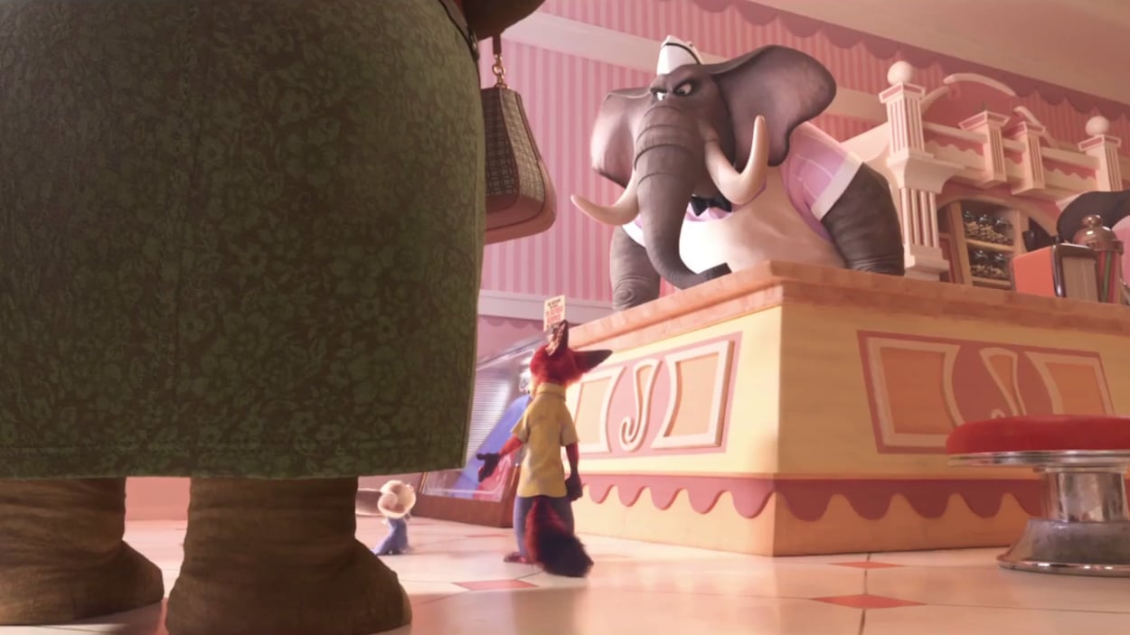 Un éléphant derrière un comptoir refuse de vendre une crème glacée à un renard et son fils. Un éléphant derrière un comptoir refuse de vendre une crème glacée à un renard et son fils.