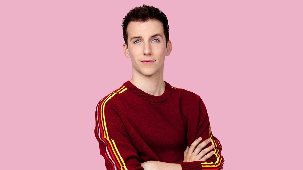 Il porte un sweat à rayures. Il sourit. Il porte un sweat à rayures. Il sourit.