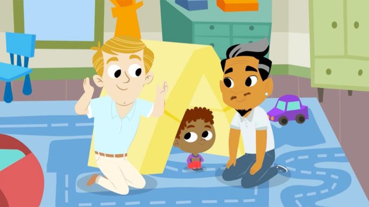 Ils campent dans la chambre. Luc est sous la tente et ses papas sourient. Ils campent dans la chambre. Luc est sous la tente et ses papas sourient.