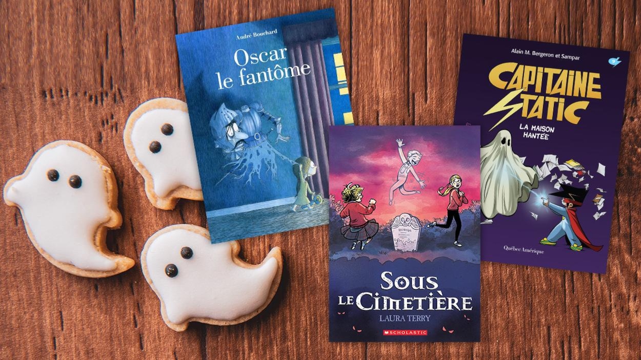 Trois livres sont disposés sur une table, à côté, trois biscuits en forme de fantômes. Trois livres sont disposés sur une table, à côté, trois biscuits en forme de fantômes.