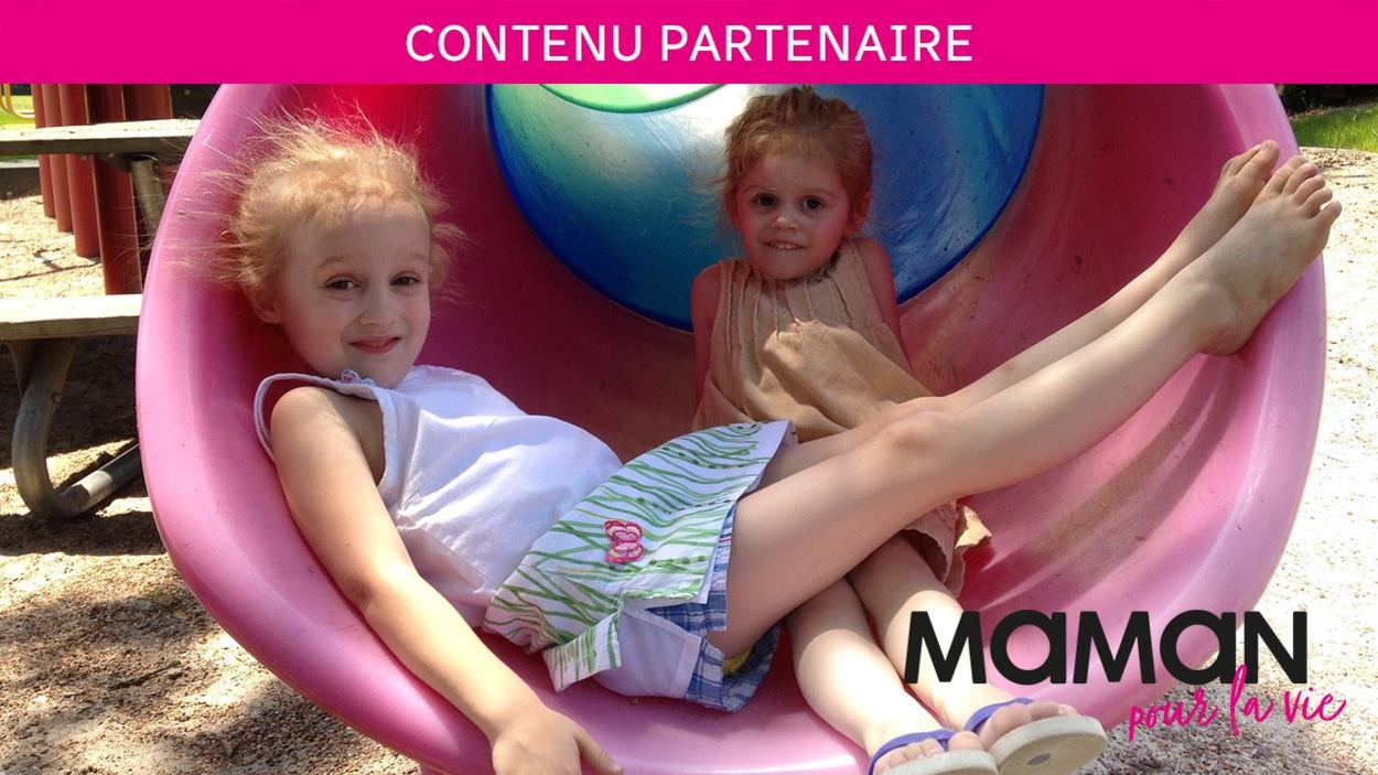 Elles sont assises sur un jeu dans un parc Elles sont assises sur un jeu dans un parc