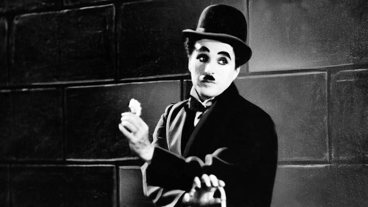 Charlie Chaplin tient une fleur