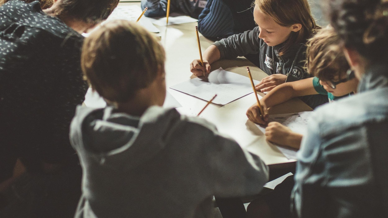Les enfants sourient et écrivent Les enfants sourient et écrivent