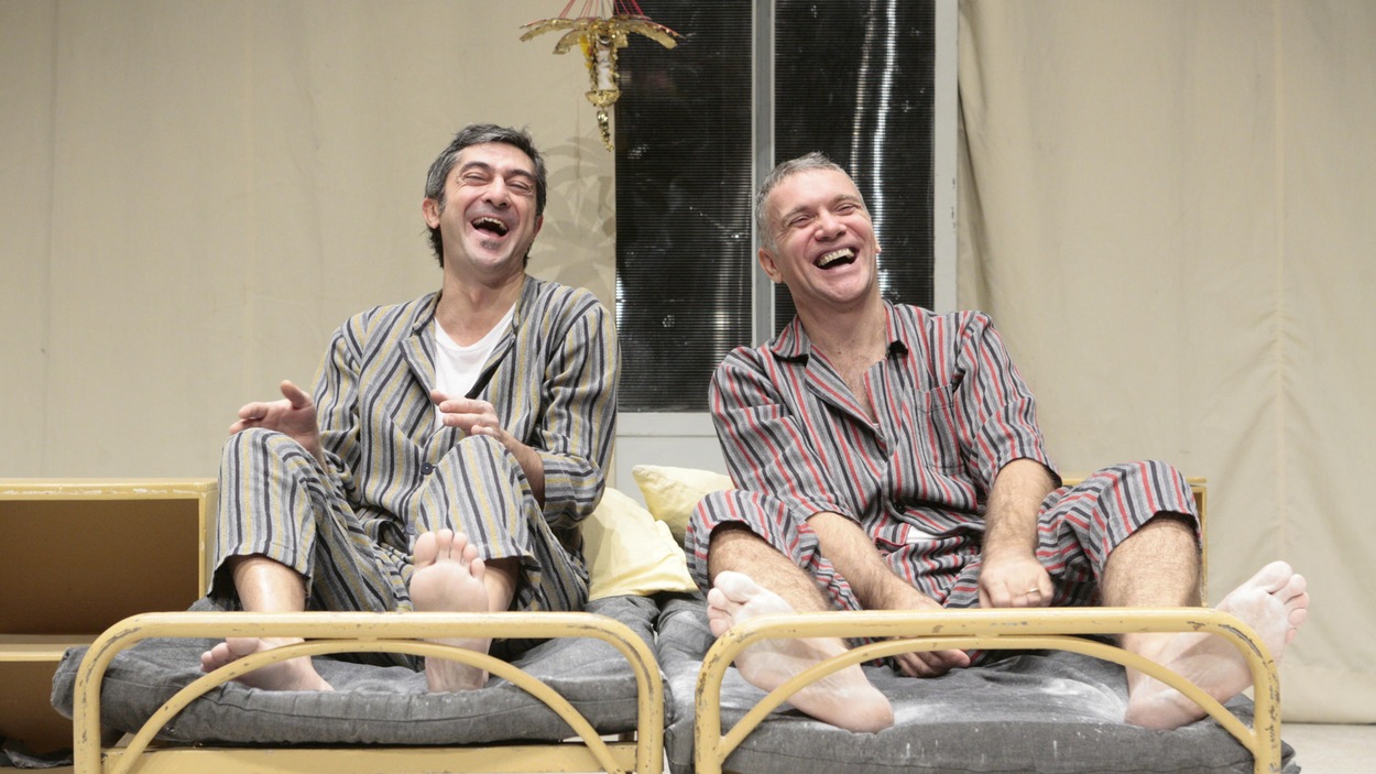 Les deux acteurs rient de bon coeur Les deux acteurs rient de bon coeur
