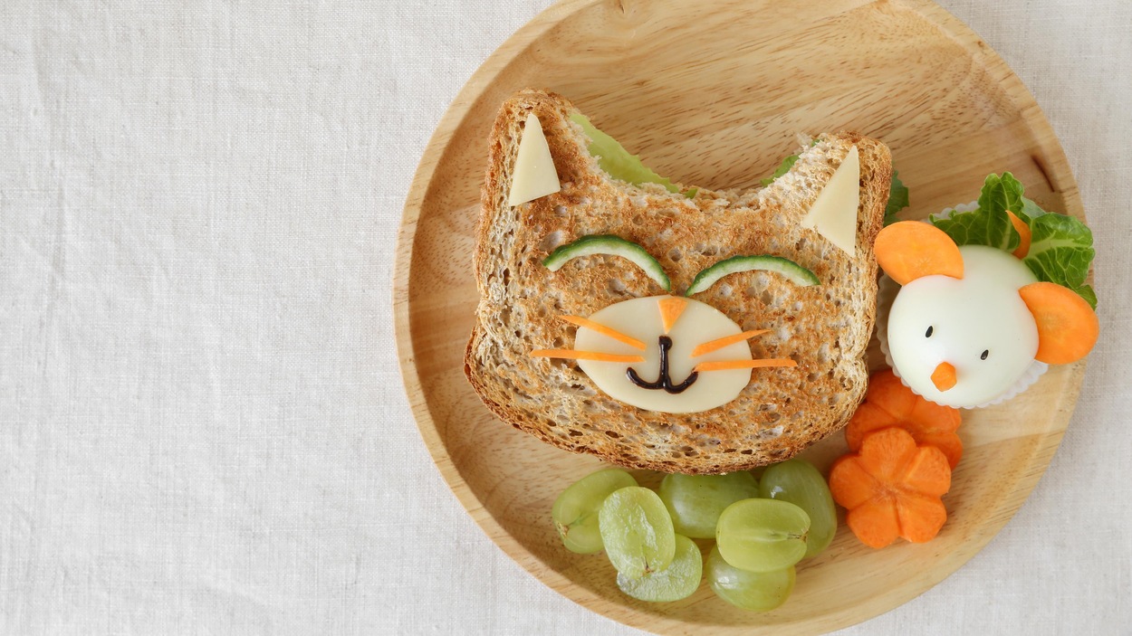 Le lunch est présenté de manière amusante en forme d'animaux Le lunch est présenté de manière amusante en forme d'animaux