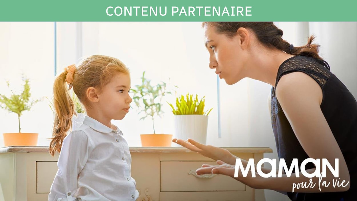 La maman semble faire la morale à son enfant La maman semble faire la morale à son enfant