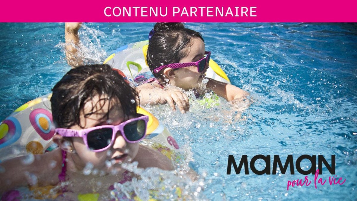 Elles nagent avec des grandes bouées Elles nagent avec des grandes bouées