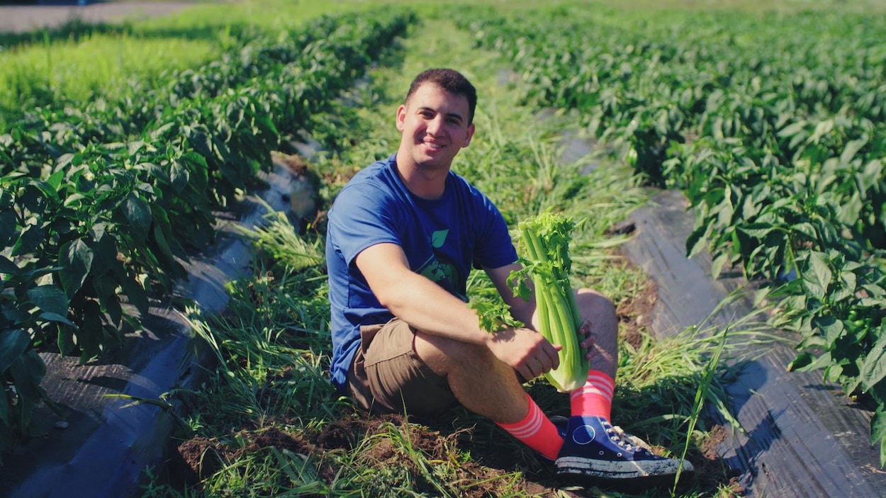 Le jeune homme est assis dans un potager