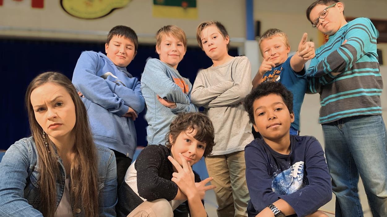 Mélissa est entourée par des jeunes garçons qui prennent chacun une pose cool Mélissa est entourée par des jeunes garçons qui prennent chacun une pose cool