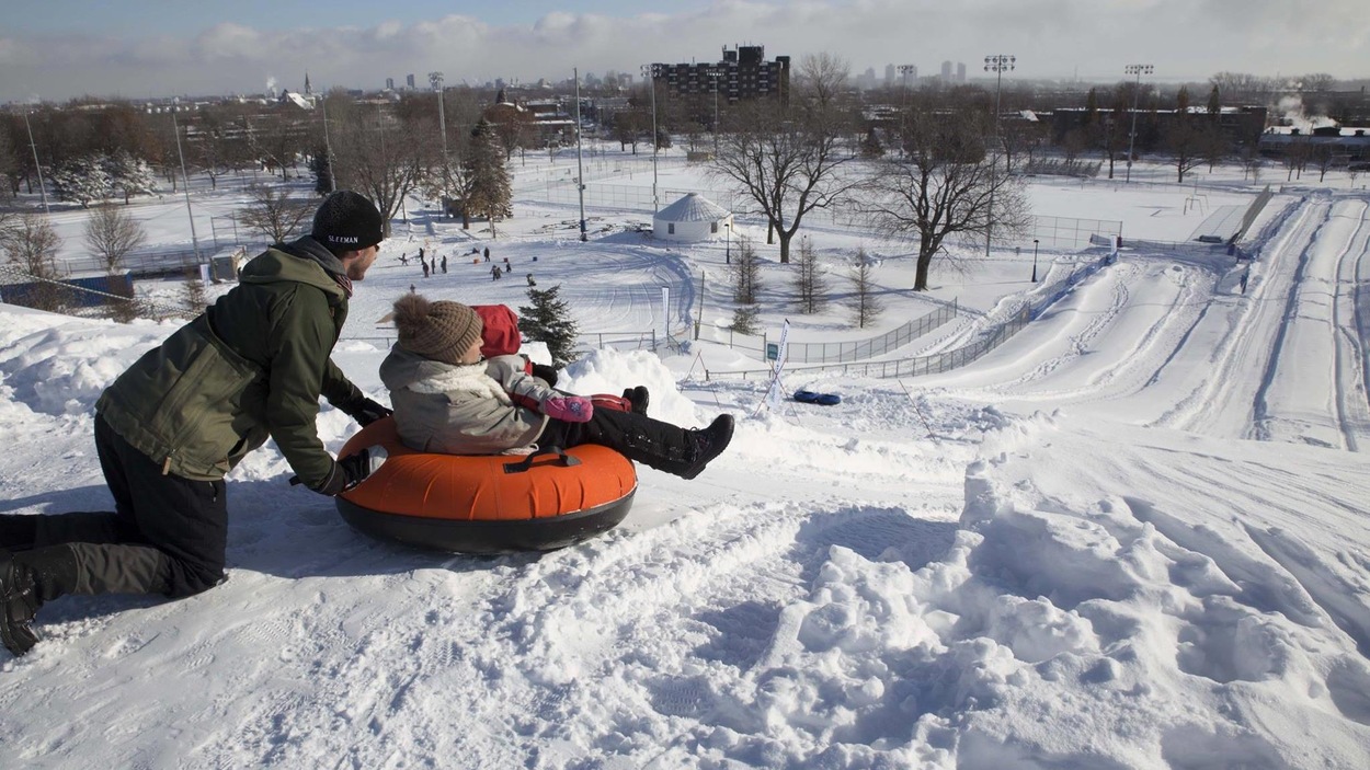 Plein de neige et des enfants qui jouent Plein de neige et des enfants qui jouent