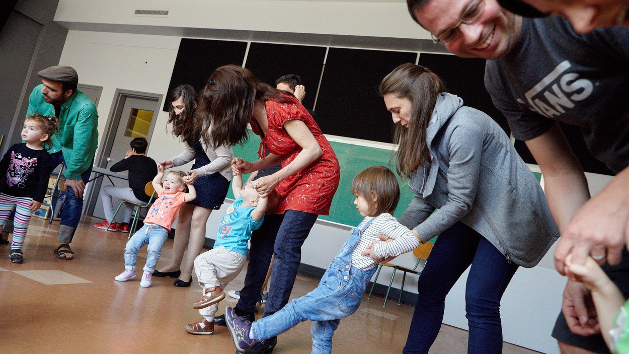 Les enfants et les parents dansent Les enfants et les parents dansent