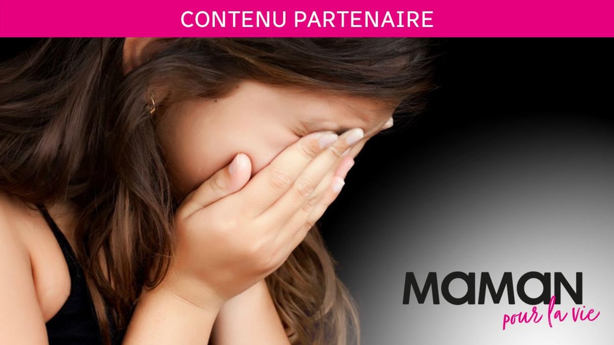 Elle prend sa tête dans ses mains Elle prend sa tête dans ses mains