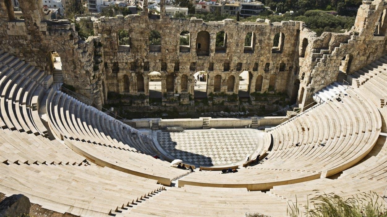 photo dune représentation de théâtre grec