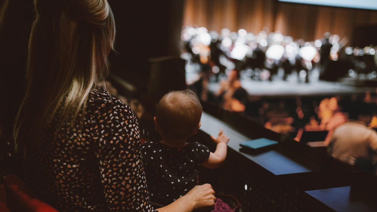 Le chef de l’Orchestre symphonique de Laval, Alain Trudel, offre aux parents accompagnés de leurs bébés d’assister à la répétition générale d’un concert soulignant les années 1920.
Le chef de l’Orchestre symphonique de Laval, Alain Trudel, offre aux parents accompagnés de leurs bébés d’assister à la répétition générale d’un concert soulignant les années 1920.