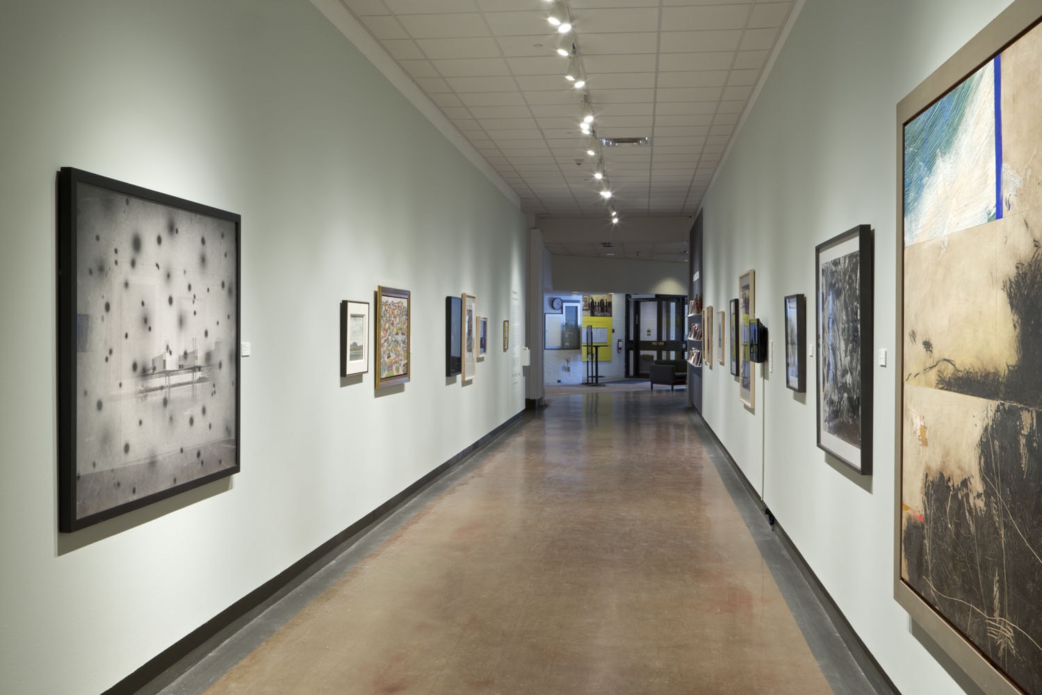 Couloir de la galerie avec des tableaux sur les murs Couloir de la galerie avec des tableaux sur les murs