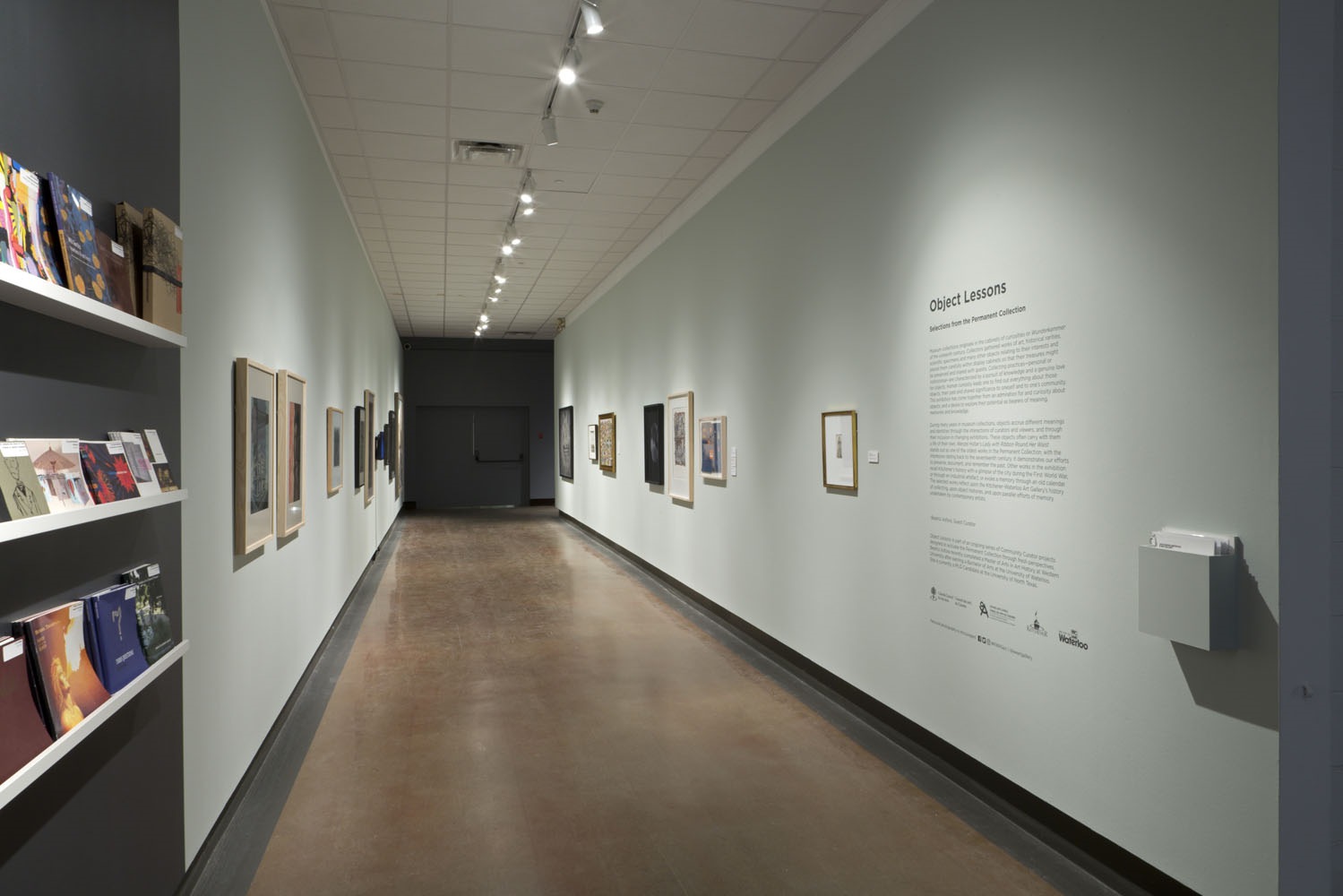 Un couloir de la galerie avec des tableaux sur les murs Un couloir de la galerie avec des tableaux sur les murs