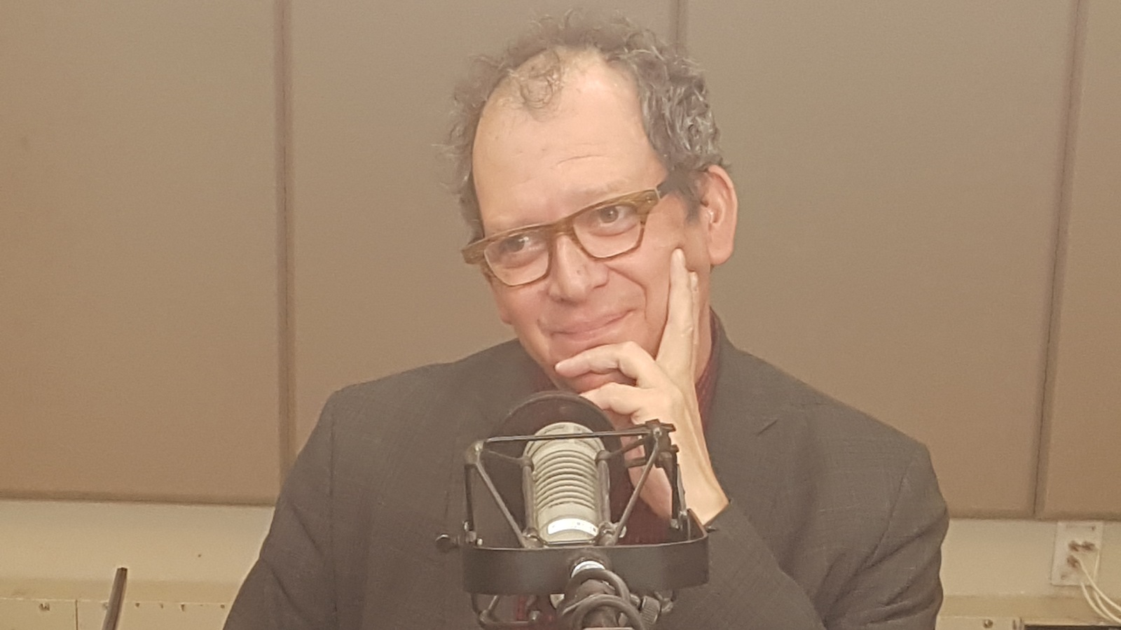 Pier Rodier devant un micro dans le studio de Sur le vif à Ottawa Pier Rodier devant un micro dans le studio de Sur le vif à Ottawa