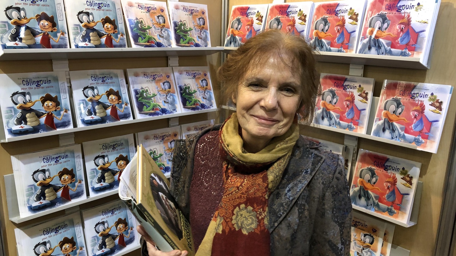 Une femme devant un kiosque de livres pour enfants Une femme devant un kiosque de livres pour enfants