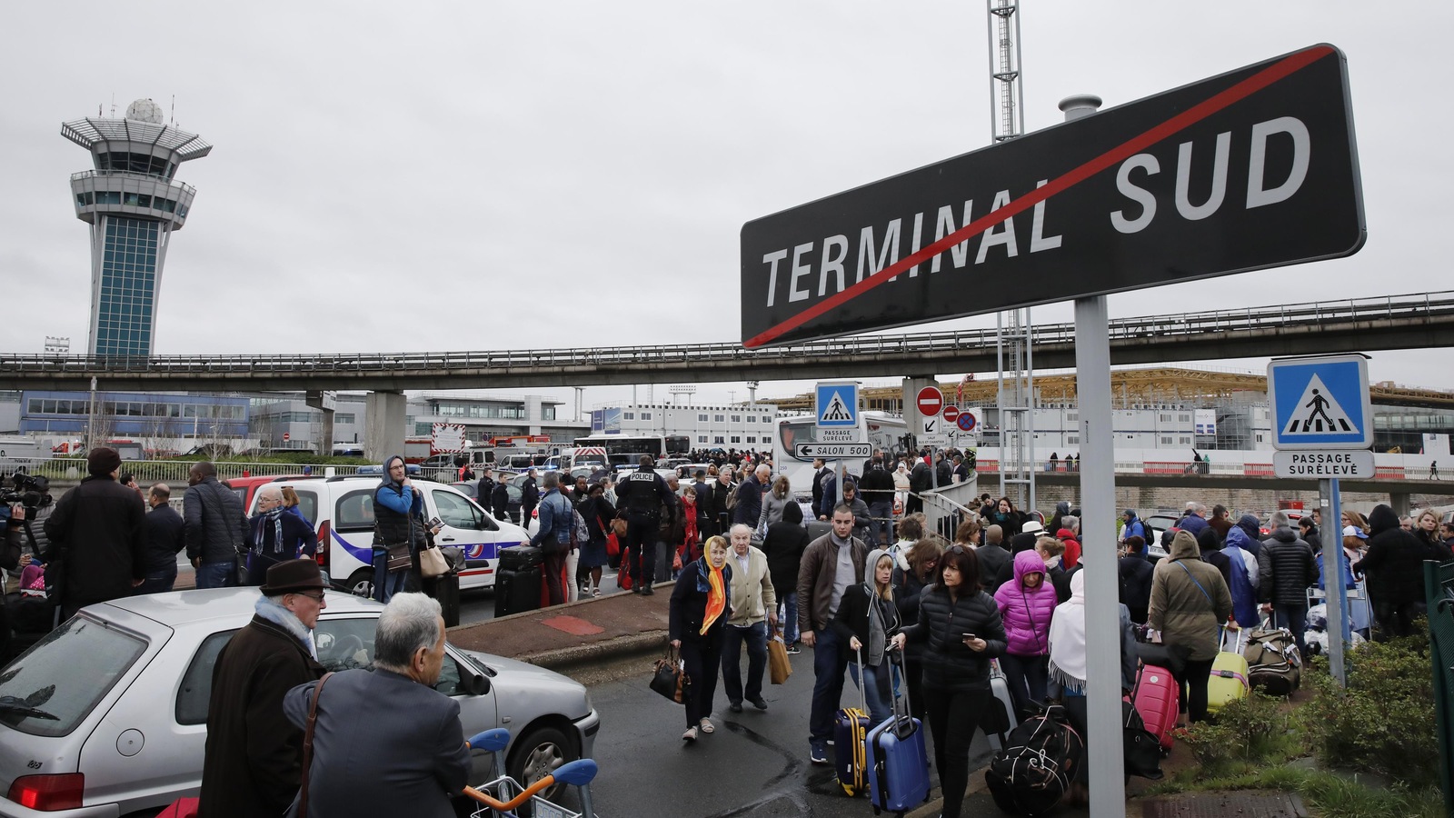 Plus de 3000 personnes ont été évacuées du terminal Sud à l'aéroport d'Orly. Plus de 3000 personnes ont été évacuées du terminal Sud à l'aéroport d'Orly.