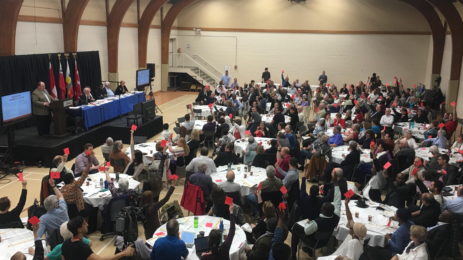 Plus de 250 personnes sont réunies à l'Université de Saint-Boniface à l'occasion de l'assemblée générale extraordinaire de la Société franco-manitobaine. Plus de 250 personnes sont réunies à l'Université de Saint-Boniface à l'occasion de l'assemblée générale extraordinaire de la Société franco-manitobaine.