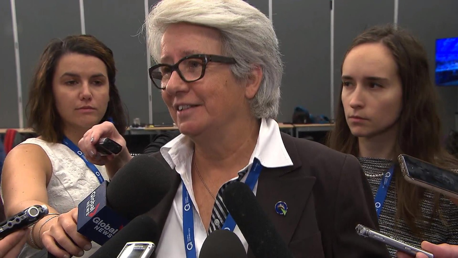 La députée péquiste Agnès Maltais a maintenu que l'interdiction des signes religieux ne viserait que les employés de l'État en situation d'autorité contraignante. La députée péquiste Agnès Maltais a maintenu que l'interdiction des signes religieux ne viserait que les employés de l'État en situation d'autorité contraignante.