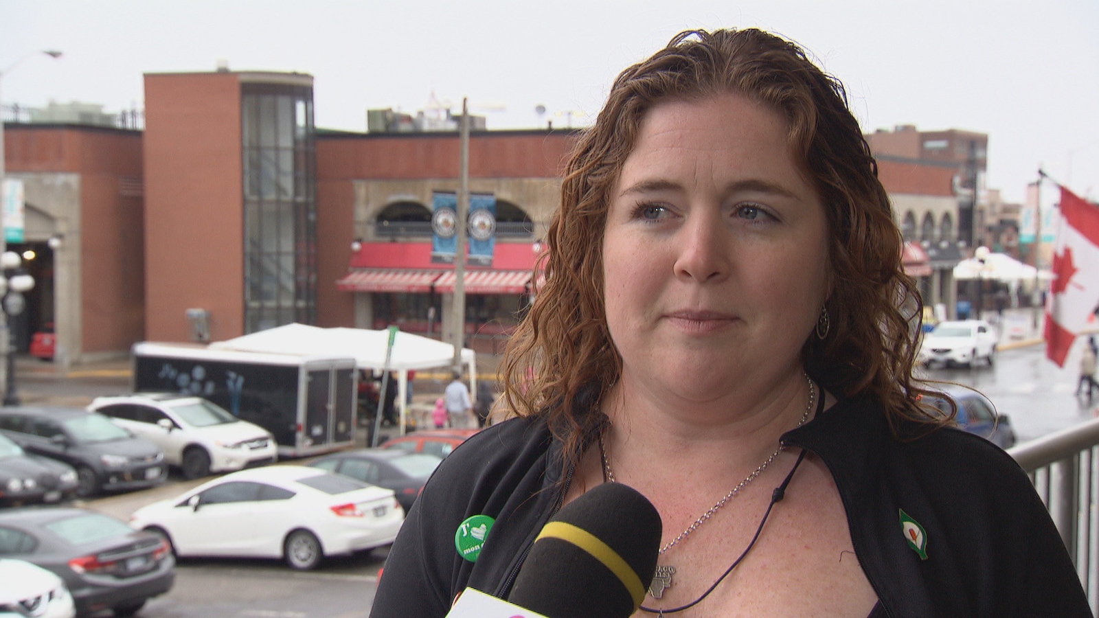 Alix Packard, fondatrice du groupe de citoyens d'Ottawa contre la législation spécifique de la race au marché By à Ottawa. Alix Packard, fondatrice du groupe de citoyens d'Ottawa contre la législation spécifique de la race au marché By à Ottawa.