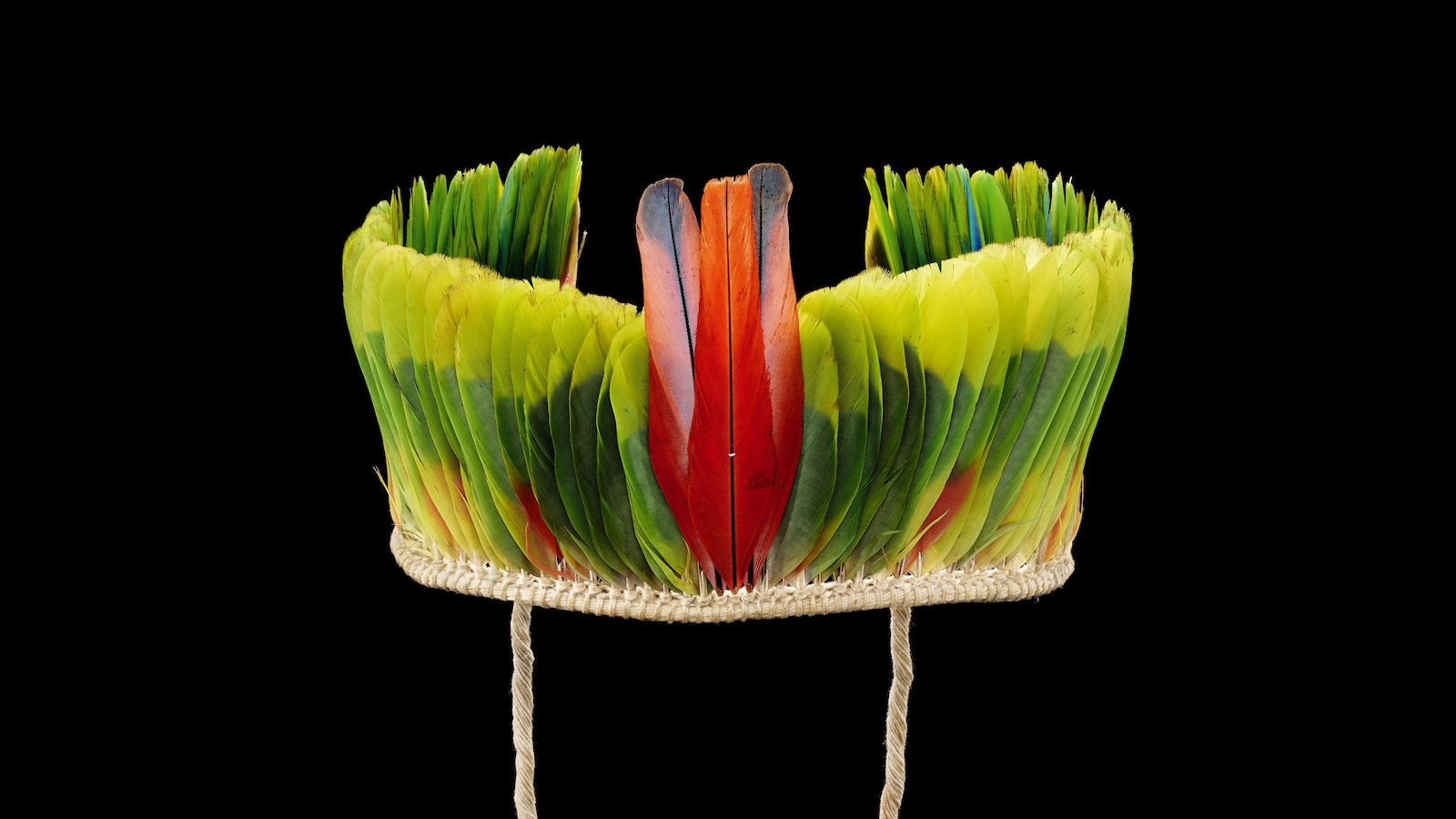 Diadème cérémoniel masculin me-àkà
Brésil, État du Pará, Rio Chiché
Kayapó Mekrãgnoti. Années 1960-1970
Plumes de perroquet, coton. Diadème cérémoniel masculin me-àkà
Brésil, État du Pará, Rio Chiché
Kayapó Mekrãgnoti. Années 1960-1970
Plumes de perroquet, coton.