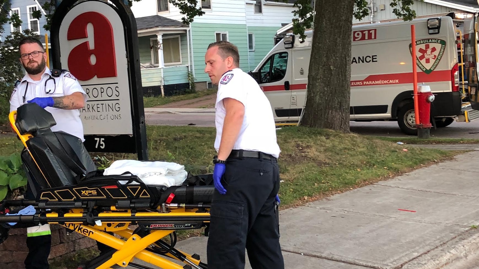 Des ambulanciers paramédicaux au travail à Moncton. Des ambulanciers paramédicaux au travail à Moncton.