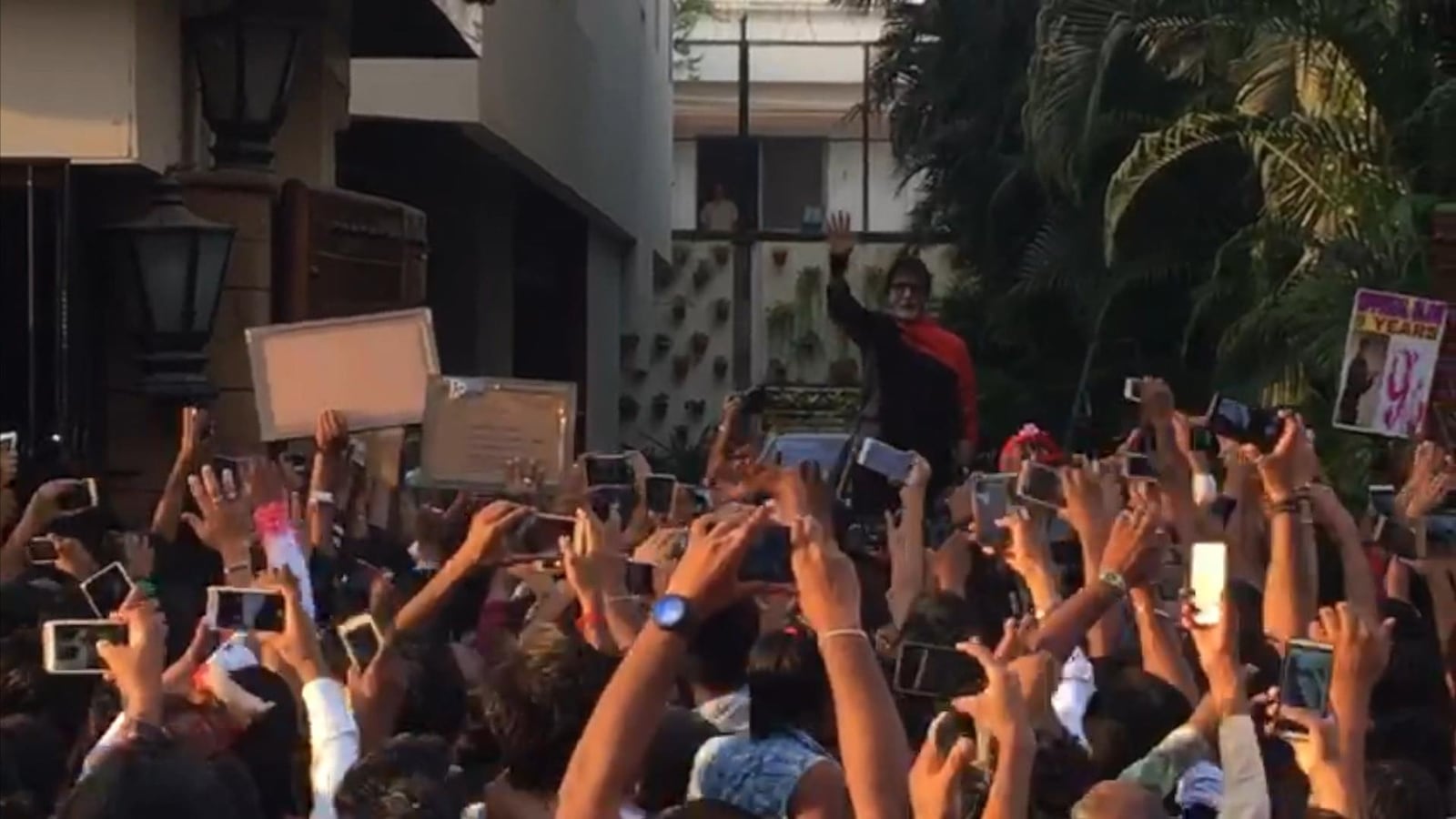 Amitabh Bachchan salue ses admirateurs devant sa maison Amitabh Bachchan salue ses admirateurs devant sa maison