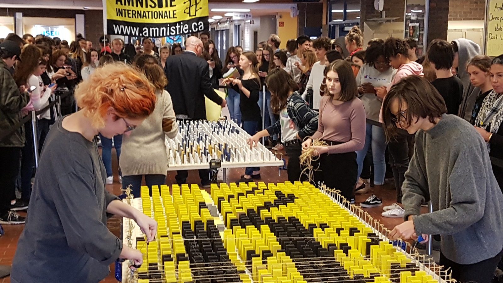 Une mobilisation des élèves de l'École Pointe-Lévy lors d'une activité d'Amnistie internationale Une mobilisation des élèves de l'École Pointe-Lévy lors d'une activité d'Amnistie internationale