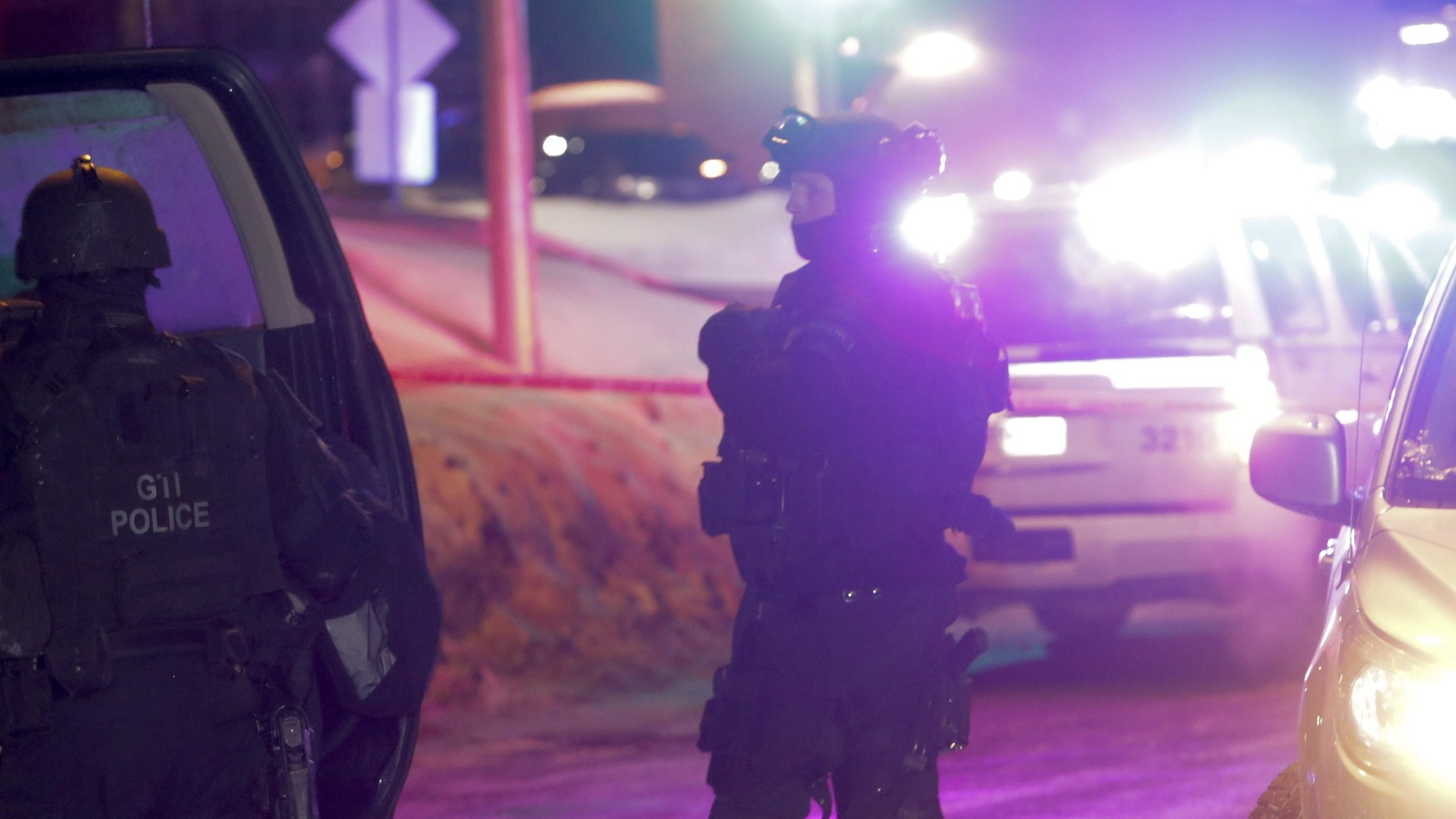 Des policiers ont érigé un périmètre de sécurité autour de la mosquée. Des policiers ont érigé un périmètre de sécurité autour de la mosquée.