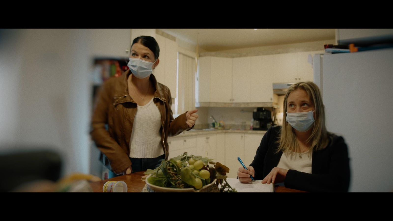 Deux personnes dans une cuisine. Deux personnes dans une cuisine.