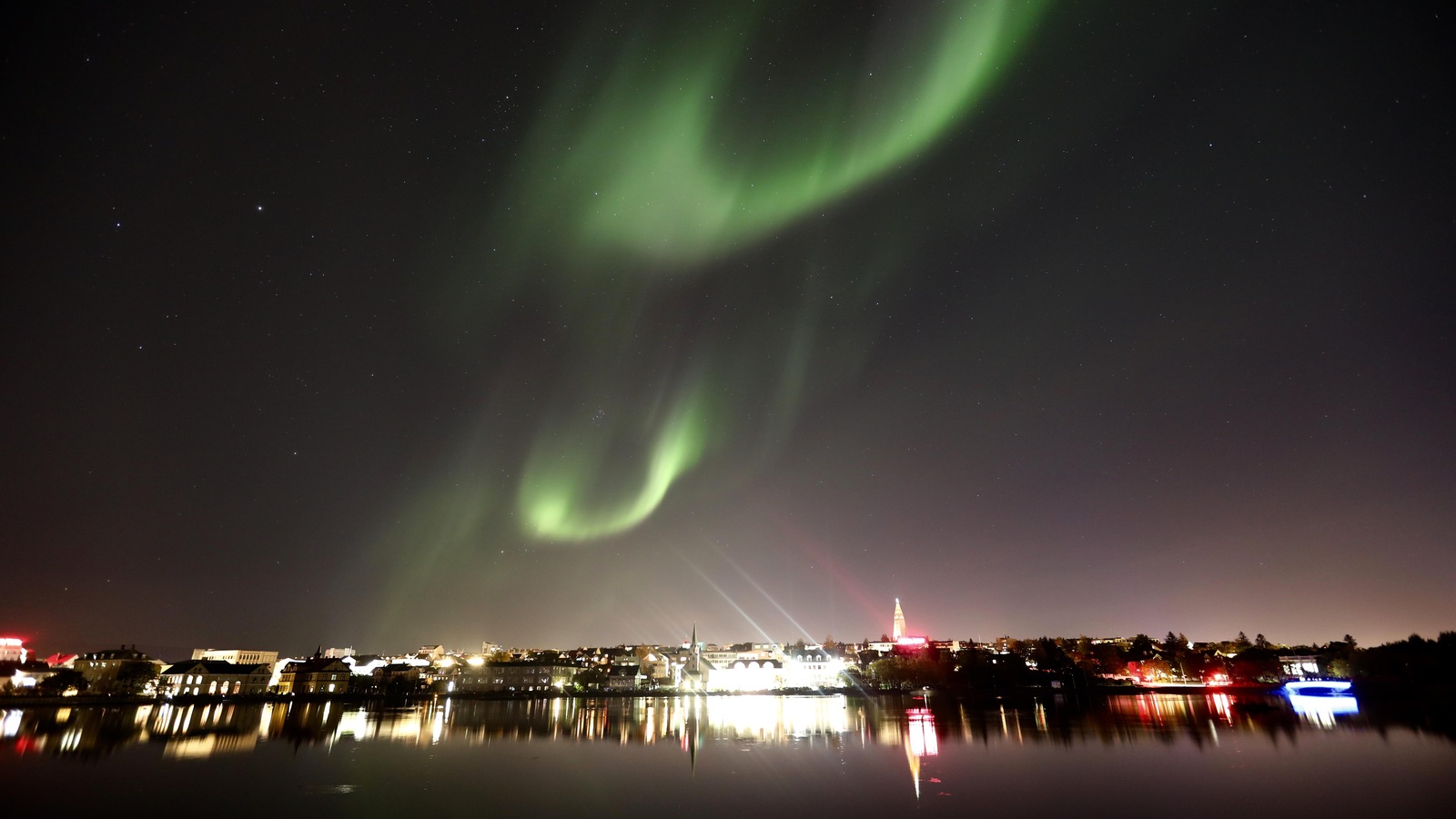 Une aurore boréale au-dessus de la capitale de l'Islande, Reykjavik. Plusieurs fois par année, la ville ferme ses lumières et incite les résidents à faire de même pour mieux voir les aurores boréales. Une aurore boréale au-dessus de la capitale de l'Islande, Reykjavik. Plusieurs fois par année, la ville ferme ses lumières et incite les résidents à faire de même pour mieux voir les aurores boréales.