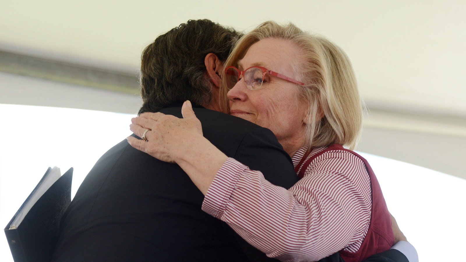 La ministre des Affaires autochtones et du Nord canadien, Carolyn Bennett, donne l'accolade au grand chef du Grand Conseil des Cris, Matthew Coon Come, lors de la signature de l'entente sur la gouvernance, le 18 juillet 2017. La ministre des Affaires autochtones et du Nord canadien, Carolyn Bennett, donne l'accolade au grand chef du Grand Conseil des Cris, Matthew Coon Come, lors de la signature de l'entente sur la gouvernance, le 18 juillet 2017.