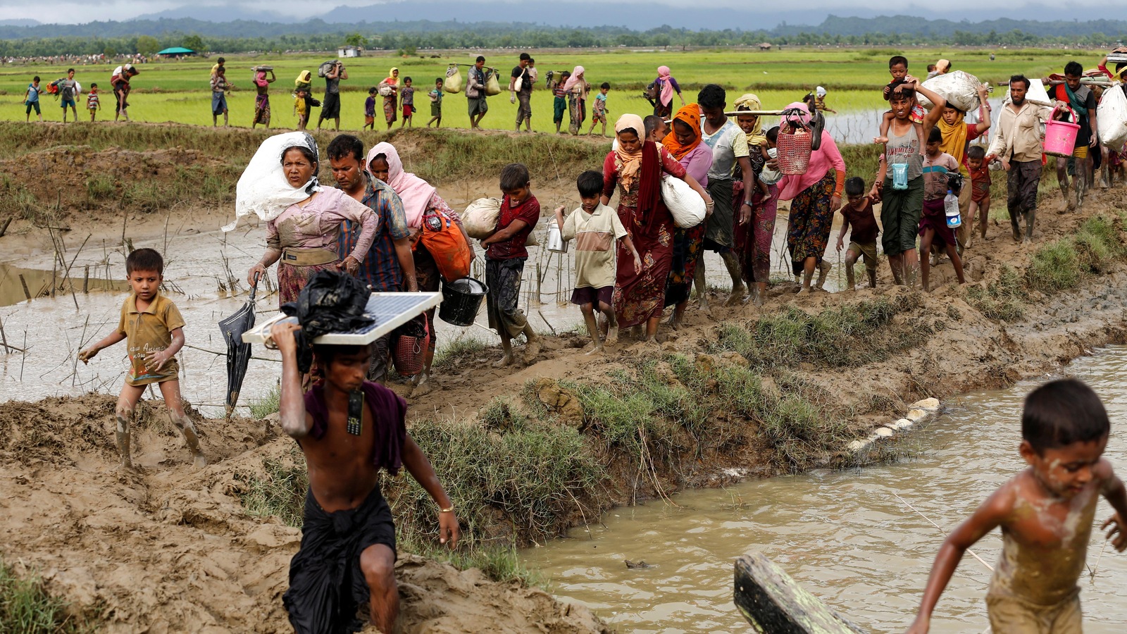 Un groupe de réfugiés Rohingyas fuient le Myanmar. Un groupe de réfugiés Rohingyas fuient le Myanmar.