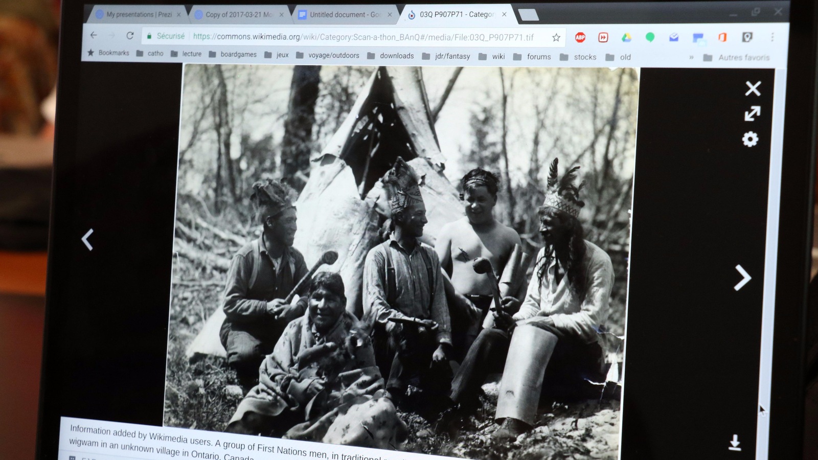 Photographie de membres d'une nation inconnue de l'Ontario présentée sur l'écran d'un ordinateur portable. Photographie de membres d'une nation inconnue de l'Ontario présentée sur l'écran d'un ordinateur portable.