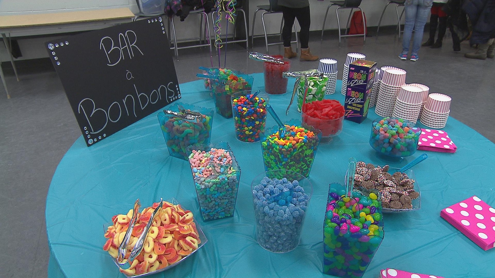 La journée avait des allures de soirée pyjama avec un bar à bonbons. La journée avait des allures de soirée pyjama avec un bar à bonbons.