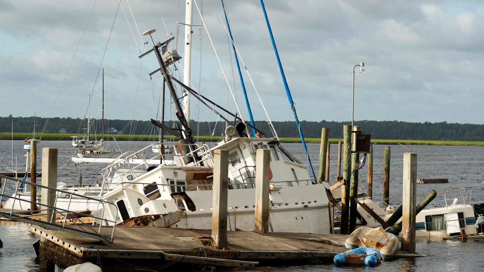 Un bateau coulé par la tempête Irma sur les côtes de la Georgie. Un bateau coulé par la tempête Irma sur les côtes de la Georgie.