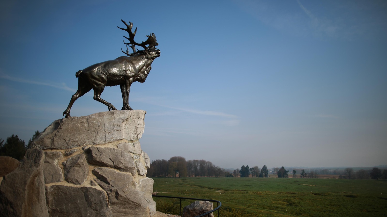 Immense statue d'un caribou Immense statue d'un caribou