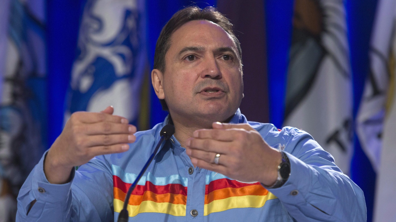 Le chef de l'Assemblée des Premières Nations Perry Bellegarde lors d'un discours à Gatineau. Le chef de l'Assemblée des Premières Nations Perry Bellegarde lors d'un discours à Gatineau.