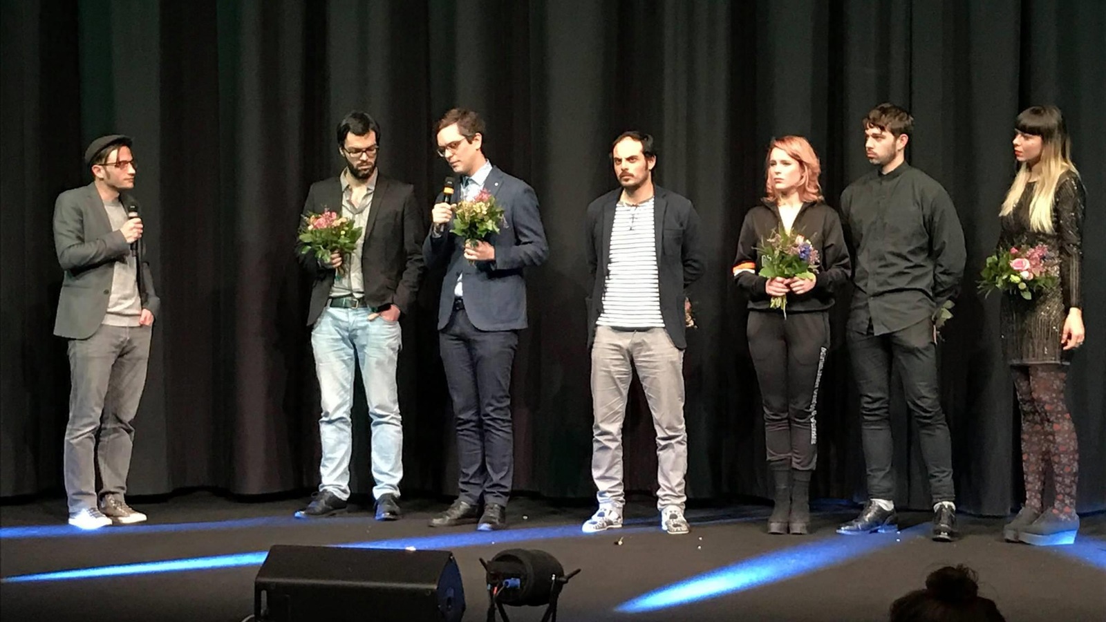 L'équipe du film « Ceux qui font les révolutions à moitié n'ont fait que se creuser un tombeau » lors de la séance des questions-réponses après la projection du film à Berlin. L'équipe du film « Ceux qui font les révolutions à moitié n'ont fait que se creuser un tombeau » lors de la séance des questions-réponses après la projection du film à Berlin.