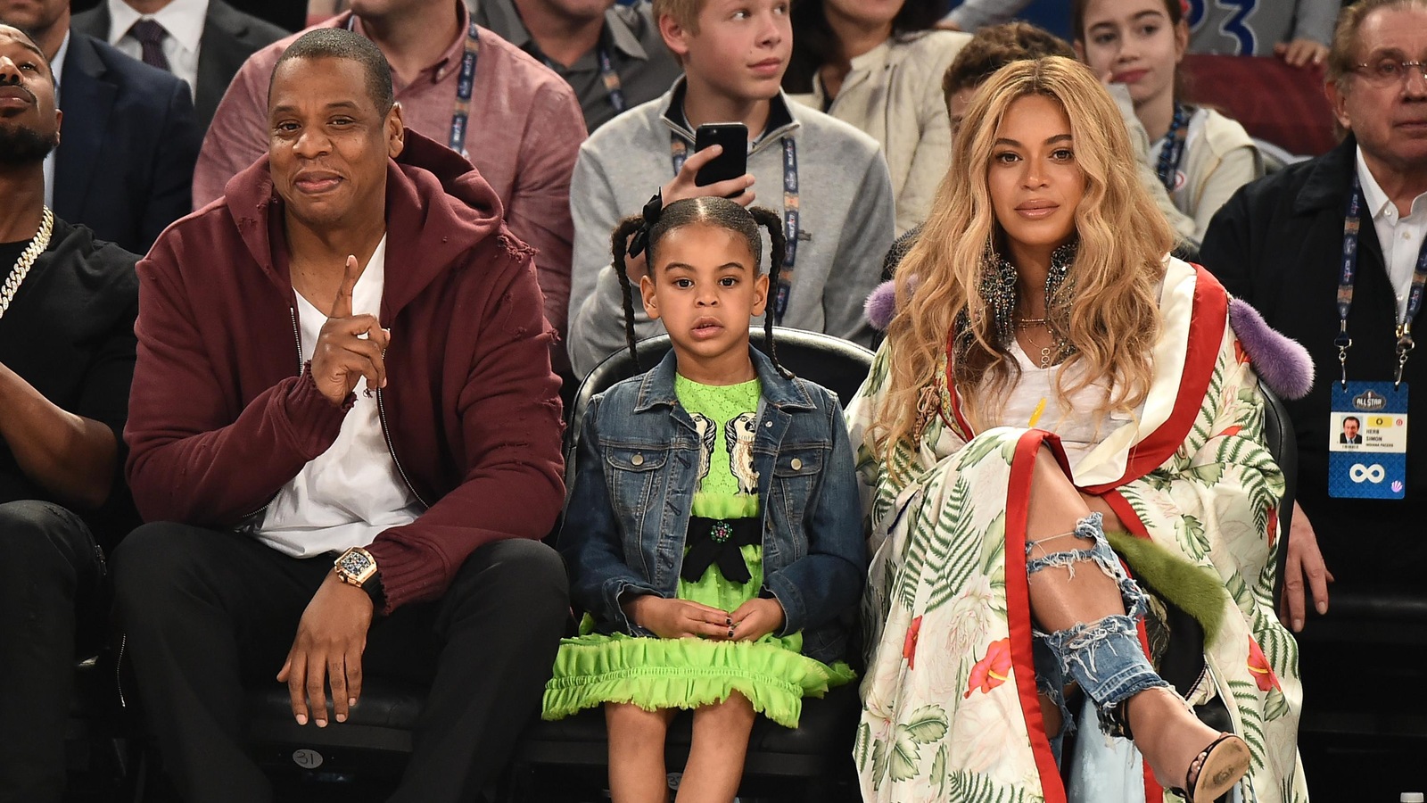 Jay Z et Beyoncé, entourés de leur fille Blue Ivy, en train d'assister à un match de basket-ball à Los Angeles en février 2017. Jay Z et Beyoncé, entourés de leur fille Blue Ivy, en train d'assister à un match de basket-ball à Los Angeles en février 2017.