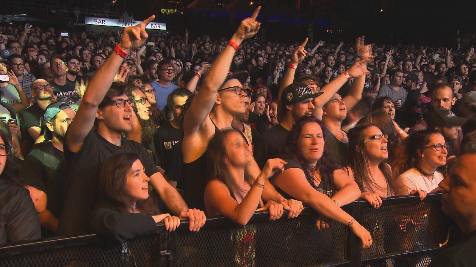 Des milliers d'admirateurs de Billy Talent ont convergé vers le devant de la scène Loto-Québec du FestiVoix dimanche soir. Des milliers d'admirateurs de Billy Talent ont convergé vers le devant de la scène Loto-Québec du FestiVoix dimanche soir.