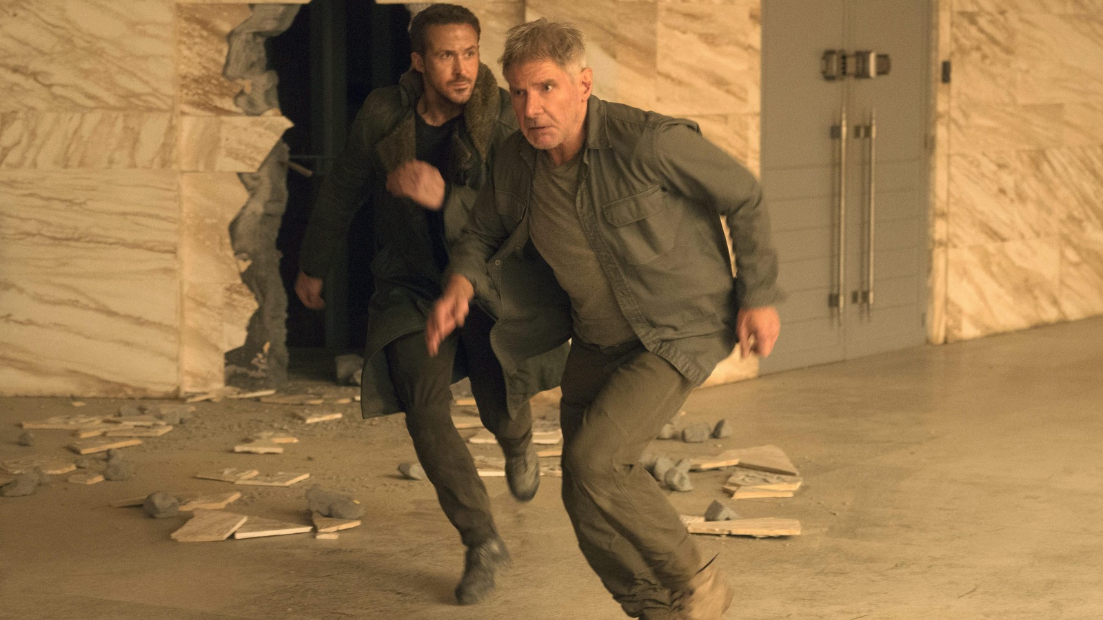 Ryan Gosling et Harrison Ford dans une scène de « Blade Runner 2049 »