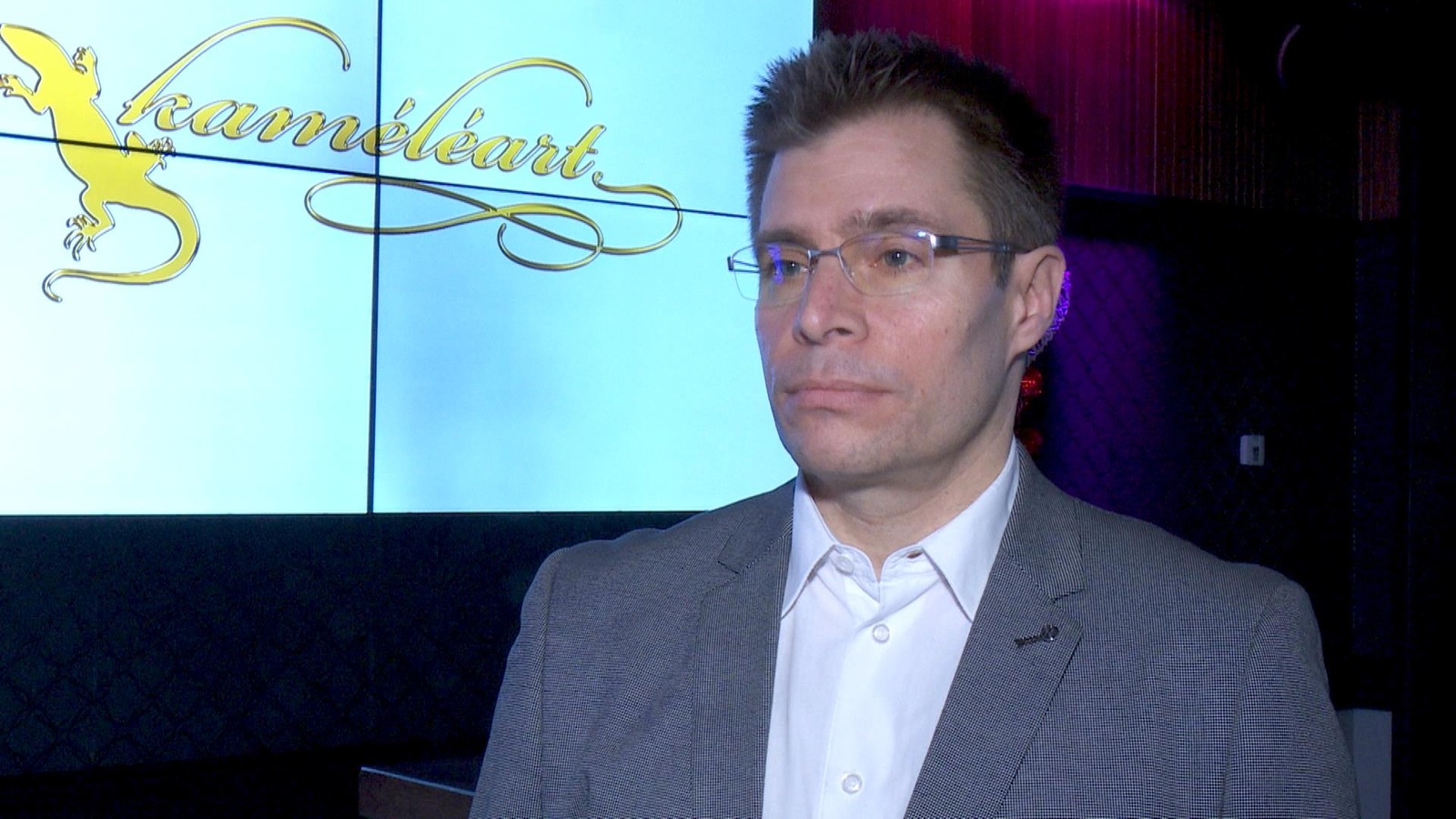 Bobby Marmen dans une salle de spectacles. Bobby Marmen dans une salle de spectacles.