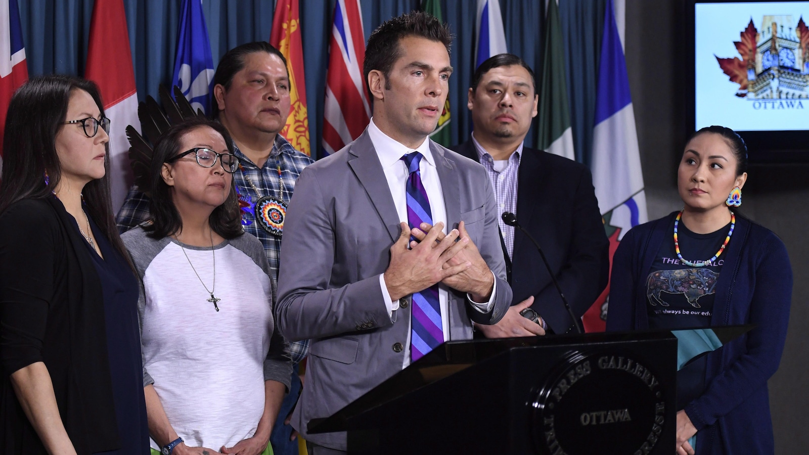 L’avocat et ami de la famille Boushie, Chris Murphy, témoignant lors d'une conférence de presse à Ottawa, le 14 février 2018. De gauche à droite: Eleanore Sunchild, Debbie Baptiste, mère de Colten Boushie, Alvin Baptiste, oncle de Colten Boushie, Chris Murphy, Sheldon Wuttunee et Jade Tootoosis, cousine de Colten Boushie. L’avocat et ami de la famille Boushie, Chris Murphy, témoignant lors d'une conférence de presse à Ottawa, le 14 février 2018. De gauche à droite: Eleanore Sunchild, Debbie Baptiste, mère de Colten Boushie, Alvin Baptiste, oncle de Colten Boushie, Chris Murphy, Sheldon Wuttunee et Jade Tootoosis, cousine de Colten Boushie.