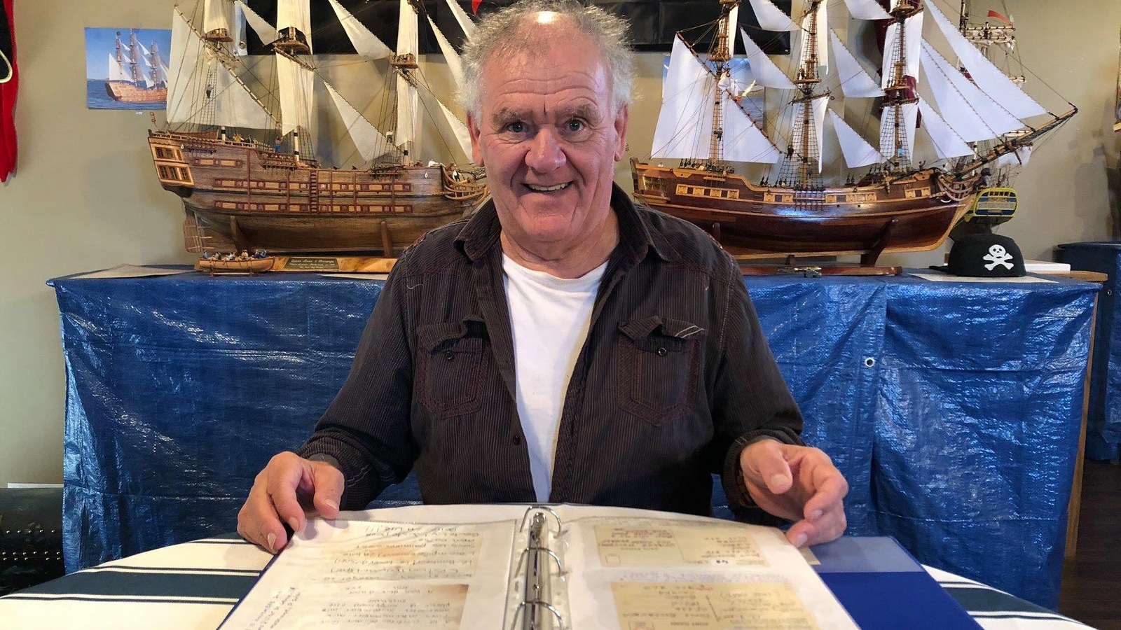 Le collectionneur note sur chaque lettre le moment et l'endroit où elle a été trouvée dans une bouteille. Le collectionneur note sur chaque lettre le moment et l'endroit où elle a été trouvée dans une bouteille.
