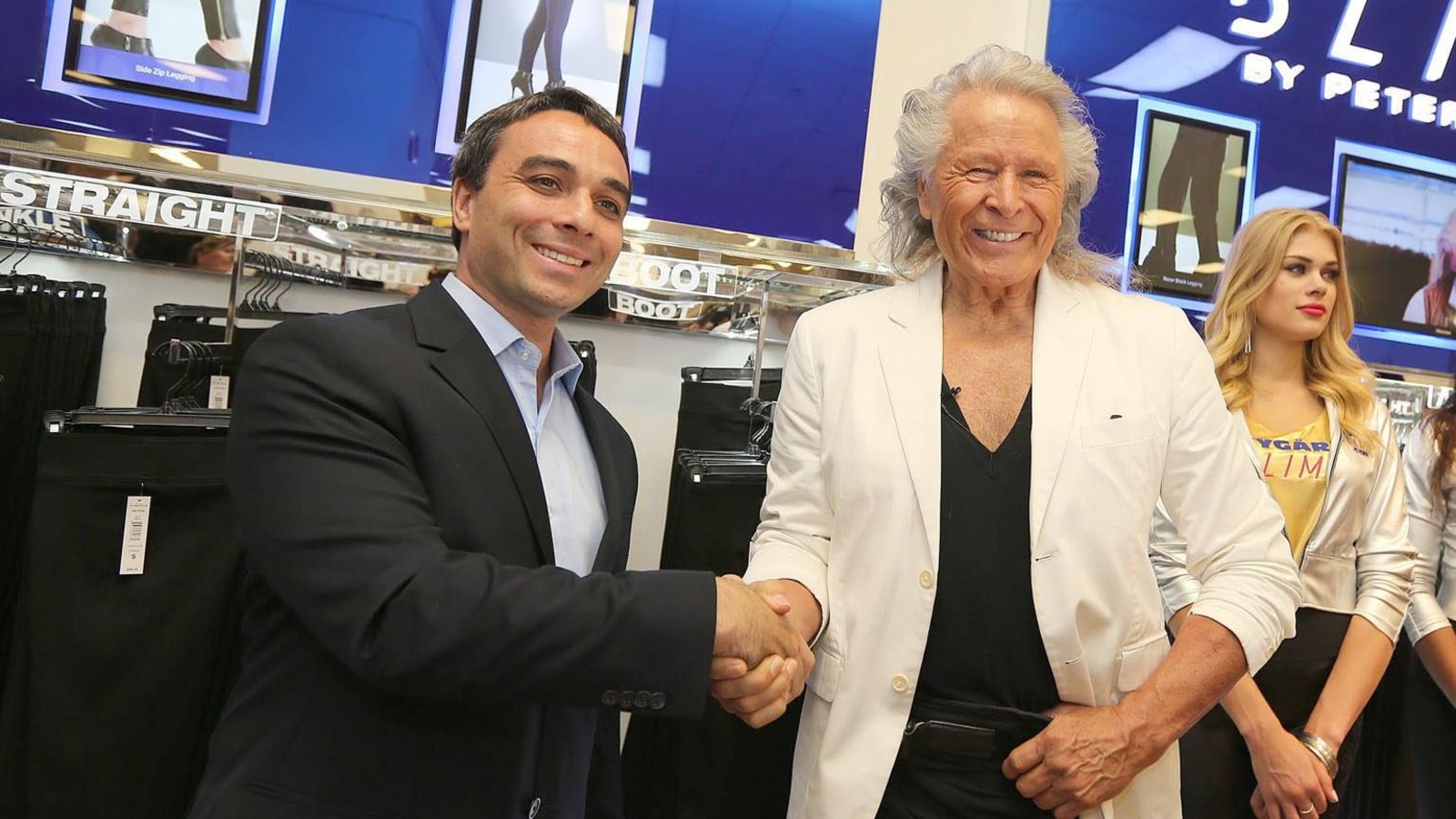 Le président exécutif de Sears Canada, Brandon Stranzl (à gauche), lors d'une annonce à Winnipeg, le 13 août 2015 Le président exécutif de Sears Canada, Brandon Stranzl (à gauche), lors d'une annonce à Winnipeg, le 13 août 2015